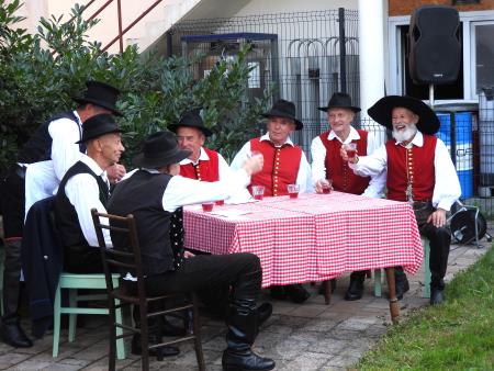 Za veselo vzdušje so poskrbeli domači plesalci in godci folklorne skupine iz Cerkelj